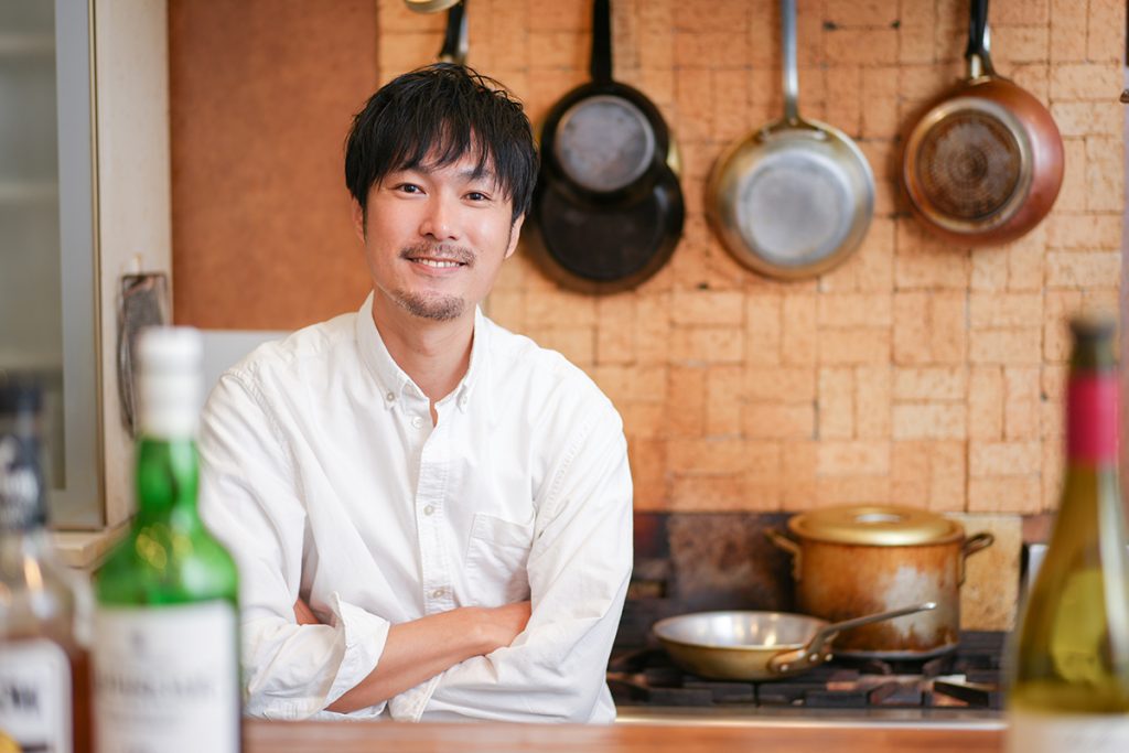 キッチンにいる男性