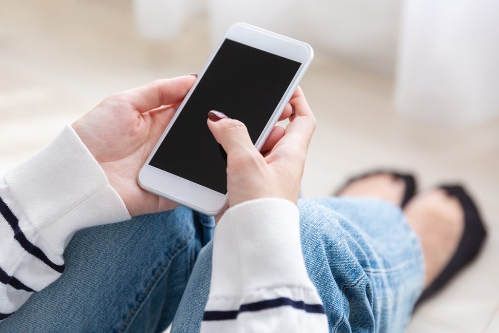 スマホを見ている