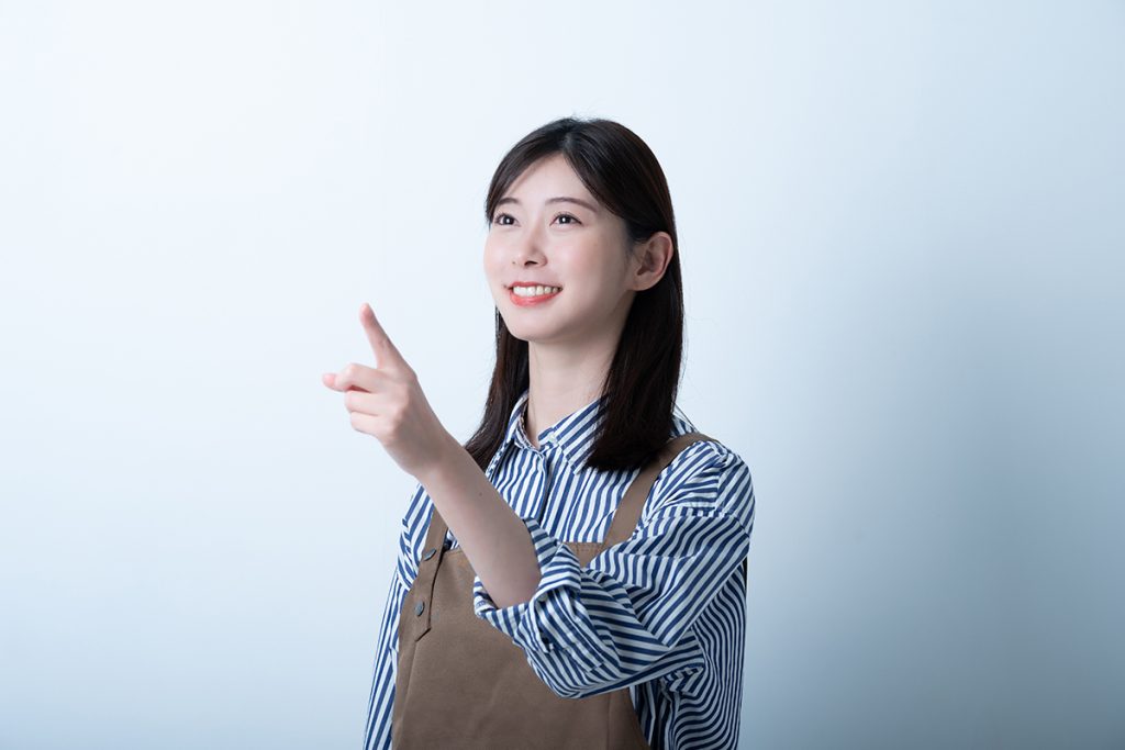 指をさしている